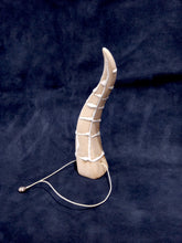 Carica l'immagine nel visualizzatore di Gallery, Corno da collezione in terracotta: Procida