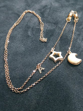 Carica l'immagine nel visualizzatore di Gallery, Catena per occhiali con iniziale e charms luna e stella in argento