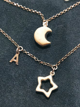 Carica l'immagine nel visualizzatore di Gallery, Catena per occhiali con iniziale e charms luna e stella in argento