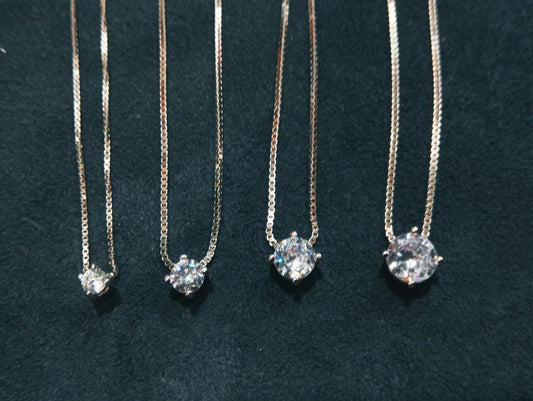 Girocollo in argento con punto luce (disponibile in diverse carature)