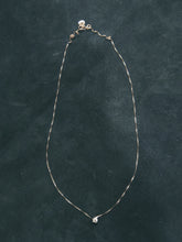 Carica l'immagine nel visualizzatore di Gallery, Girocollo in argento con punto luce 0,03 ct