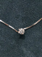 Carica l'immagine nel visualizzatore di Gallery, Girocollo in argento con punto luce 0,04 ct dettaglio