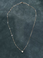 Carica l'immagine nel visualizzatore di Gallery, Girocollo in argento con punto luce 0,04 ct