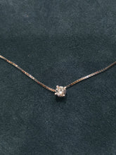 Carica l'immagine nel visualizzatore di Gallery, Girocollo in argento con punto luce 0,03 ct dettaglio pietra