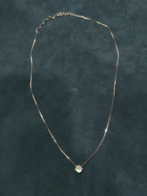 Carica l'immagine nel visualizzatore di Gallery, Girocollo in argento con punto luce 0,05 ct