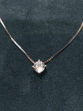 Carica l'immagine nel visualizzatore di Gallery, Girocollo in argento con punto luce 0,05 ct dettaglio pietra