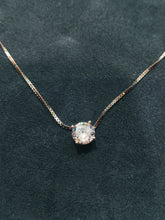 Carica l'immagine nel visualizzatore di Gallery, Girocollo in argento con punto luce 0,06 ct dettaglio pietra