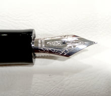 Carica l'immagine nel visualizzatore di Gallery, Penna Stilografica Delta Via Veneto Argento