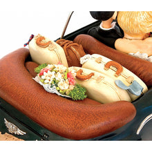 Carica l'immagine nel visualizzatore di Gallery, Scultura in resina Guillelmo Forchino "Just Married"ù