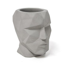 Carica l'immagine nel visualizzatore di Gallery, Portapenne in cemento "Testa sfaccettata" grigia