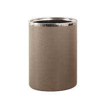 Carica l'immagine nel visualizzatore di Gallery, Bicchiere portapenne in similpelle InTempo tortora