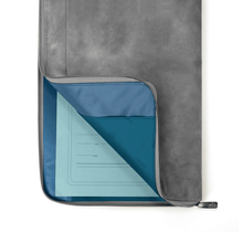 Carica l'immagine nel visualizzatore di Gallery, Portadocumenti sottobraccio Blue Gate InTempo grigio fumo