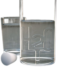 Carica l'immagine nel visualizzatore di Gallery, Bottiglia in vetro "H20" (disponibile in due formati)