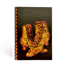 Carica l'immagine nel visualizzatore di Gallery, Quaderno midi a righe a copertina rigida con elastico "Stivaletti in broccato"