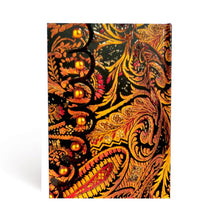 Carica l'immagine nel visualizzatore di Gallery, Quaderno midi a righe a copertina rigida con elastico "Stivaletti in broccato"