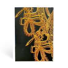 Carica l'immagine nel visualizzatore di Gallery, Quaderno midi a righe a copertina rigida con elastico "Pantofola Ricamata" Paperblanks