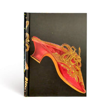 Carica l'immagine nel visualizzatore di Gallery, Quaderno midi a righe a copertina rigida con elastico "Pantofola Ricamata"