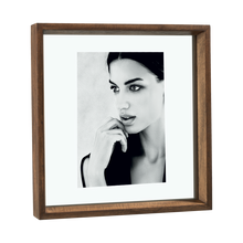 Carica l'immagine nel visualizzatore di Gallery, Cornice portafoto a giorno quadrata in legno 13x18 moro