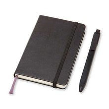 Carica l'immagine nel visualizzatore di Gallery, Set quaderno a righe con copertine rigida e penna a sfera Moleskine"