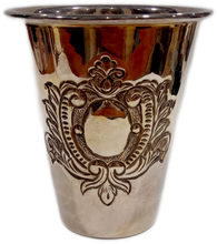 Carica l'immagine nel visualizzatore di Gallery, Bicchiere Sheffield stile inglese con stemma sbalzato