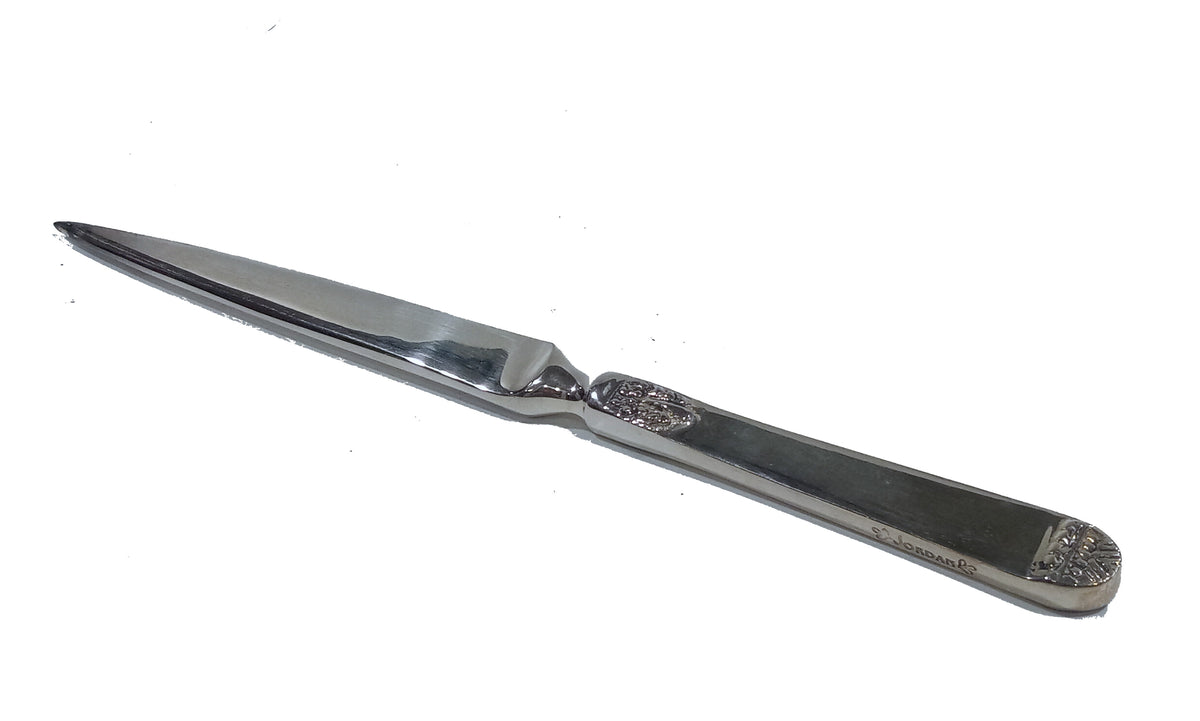 Raffinato tagliacarte in Argento Sheffield, prodotto dall'azienda Jordan Interiors che ripropone l'argento in una nuova veste con laminatura a caldo che permette di creare oggetti dall'aspetto lussuoso celando un'anima in metallo meno nobile, in tal caso, rame. Il bianco freddo della placcatura silver enfatizza i dettagli della decorazione. Rendi elegante e funzionale la tua scrivania con questo oggetto utile e stiloso. E' un ottima idea regalo per un professionista. Dimensioni: 20x1m