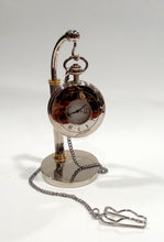 Carica l'immagine nel visualizzatore di Gallery, Orologio da tasca a doppia cassa in metallo con datario con base