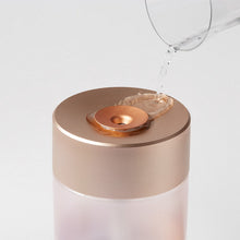 Carica l'immagine nel visualizzatore di Gallery, Diffusore di oli essenziali con umidificatore e nebulizzatore "Horizon Diffuser" Lexon Design soft gold