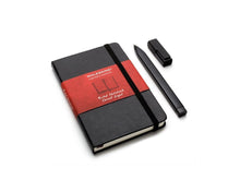 Carica l'immagine nel visualizzatore di Gallery, Set quaderno a righe con copertine rigida e penna roller Moleskine"