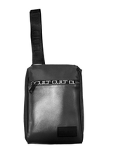 Carica l'immagine nel visualizzatore di Gallery, Borsello a tracolla in tessuto tecnico e ecopelle "Cult" nero
