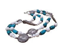 Carica l'immagine nel visualizzatore di Gallery, Collana lunga in turchese, agata bianca ed elementi in argento