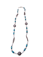 Carica l'immagine nel visualizzatore di Gallery, Collana lunga in turchese, agata bianca ed elementi in argento