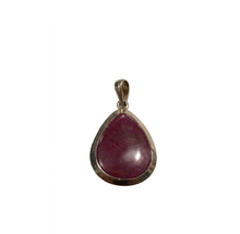 Carica l'immagine nel visualizzatore di Gallery, Pendente in argento e radice di rubino goccia