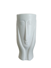 Carica l'immagine nel visualizzatore di Gallery, Vaso in resina "Volto tra le mani" (disponibile in due colori)