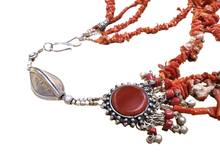 Carica l'immagine nel visualizzatore di Gallery, Collana lunga a cascata in corallo, e argento con broches in corniola