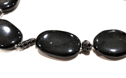 Collana girocollo in onice con elementi in argento