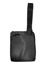 Carica l'immagine nel visualizzatore di Gallery, Borsello a tracolla in tessuto tecnico e ecopelle "Cult" nero