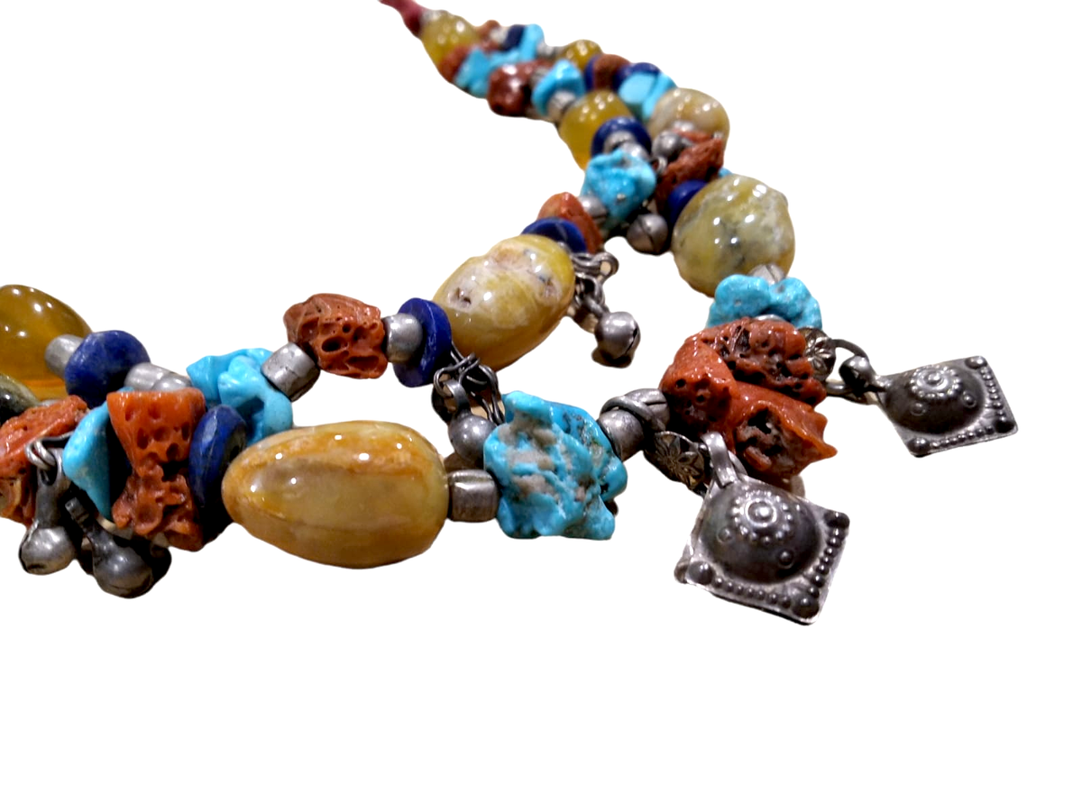 Collana lunga regolabile in lapislazzulo, giada, turchese, corallo e argento