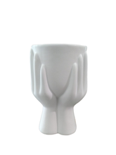 Carica l'immagine nel visualizzatore di Gallery, Vaso in resina "Mani" bianco