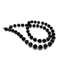 Carica l'immagine nel visualizzatore di Gallery, Collana girocollo con sferette sfaccettate in onice ed elementi in argento
