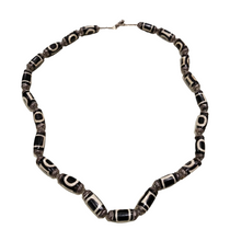 Carica l'immagine nel visualizzatore di Gallery, Collana girocollo in conchiglia con elementi in argento