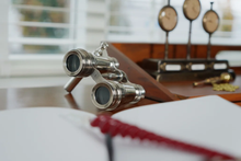 Carica l'immagine nel visualizzatore di Gallery, Binocolino da opera in metallo argentato "William" Authentic Models