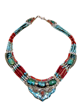 Carica l'immagine nel visualizzatore di Gallery, Collana girocollo in turchese e corallo con elementi in argento