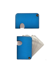 Carica l'immagine nel visualizzatore di Gallery, Portabiglietti da visita a ruota in ecopelle "Color Pocket" InTempo azzurro