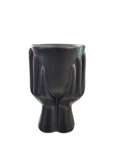 Carica l'immagine nel visualizzatore di Gallery, Vaso in resina "Mani" nero