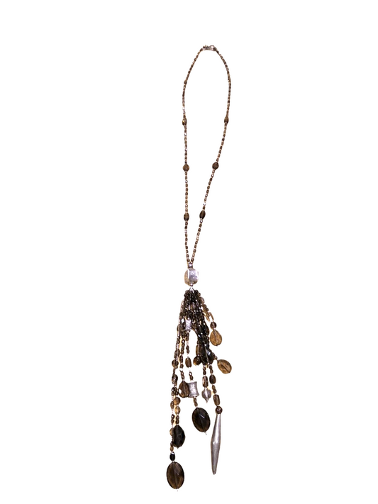 Collana lunga in quarzo fumè con ciondolo charms e elementi in argento