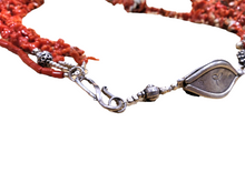 Carica l'immagine nel visualizzatore di Gallery, Collana lunga a cascata in corallo, e argento con broches in corniola