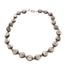 Carica l'immagine nel visualizzatore di Gallery, Collana girocollo in conchiglia con elementi in argento