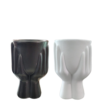 Carica l'immagine nel visualizzatore di Gallery, Vaso in resina "Mani"