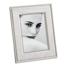 Carica l'immagine nel visualizzatore di Gallery, Portafoto in mdf con modanatura 15x20 (disponibile in tre colori)