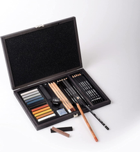 Carica l'immagine nel visualizzatore di Gallery, Cofanetto in legno con 31 pezzi matite e stick per schizzo "Drawing Set" LYRA